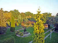 Genie&szlig;en Sie den Blick in den abendlichen Garten.